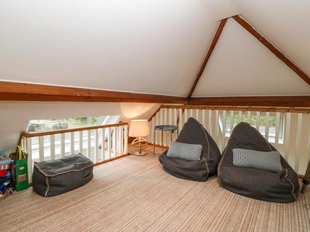 On The Straits Villa Menai Bridge Exterior photo